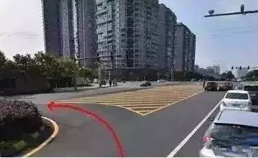 2,道路中间是单黄实线或双黄实线,不可以掉头.