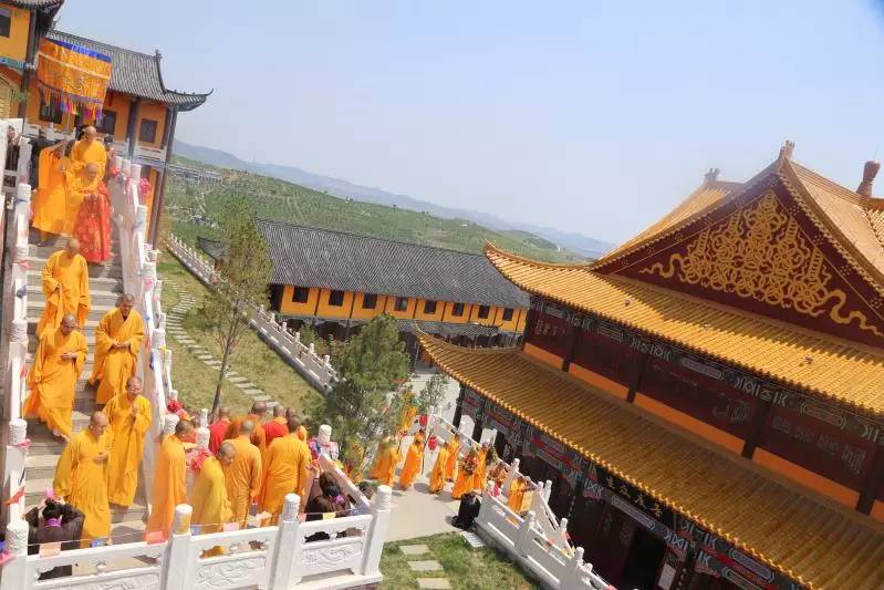 大观音寺,历史悠久的寺庙与秀丽的山景交相辉映,清脆的木鱼声伴着淡淡