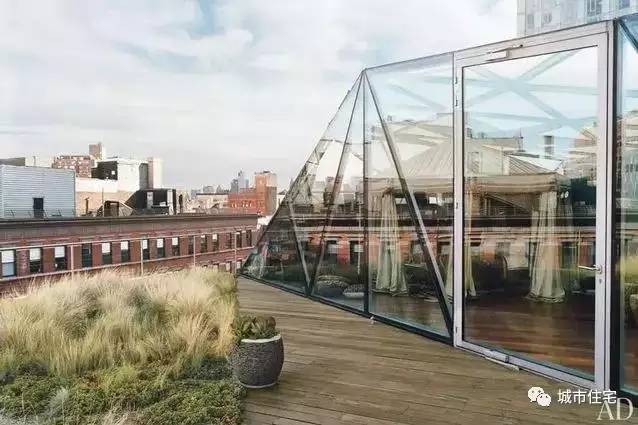 住在屋顶上未来感十足的全透明的玻璃房里 实在是太浪漫了