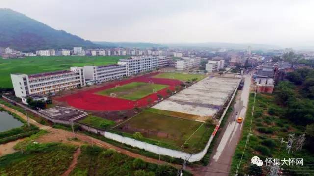 视频来源:大怀网制作 中洲镇中心小学是全国青少年校园足球特色学校