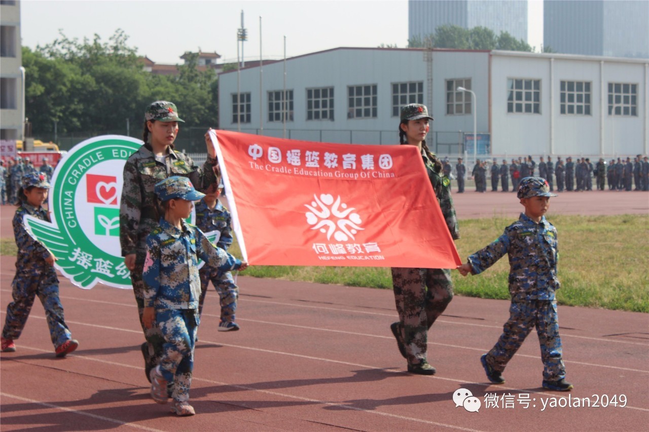 紧跟其后的是摇篮幼儿园鲜红的旗帜,摇篮娃娃兵丝毫不逊色,迈着坚定的