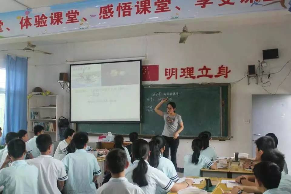 万载县五所学校教师来我校交流学习