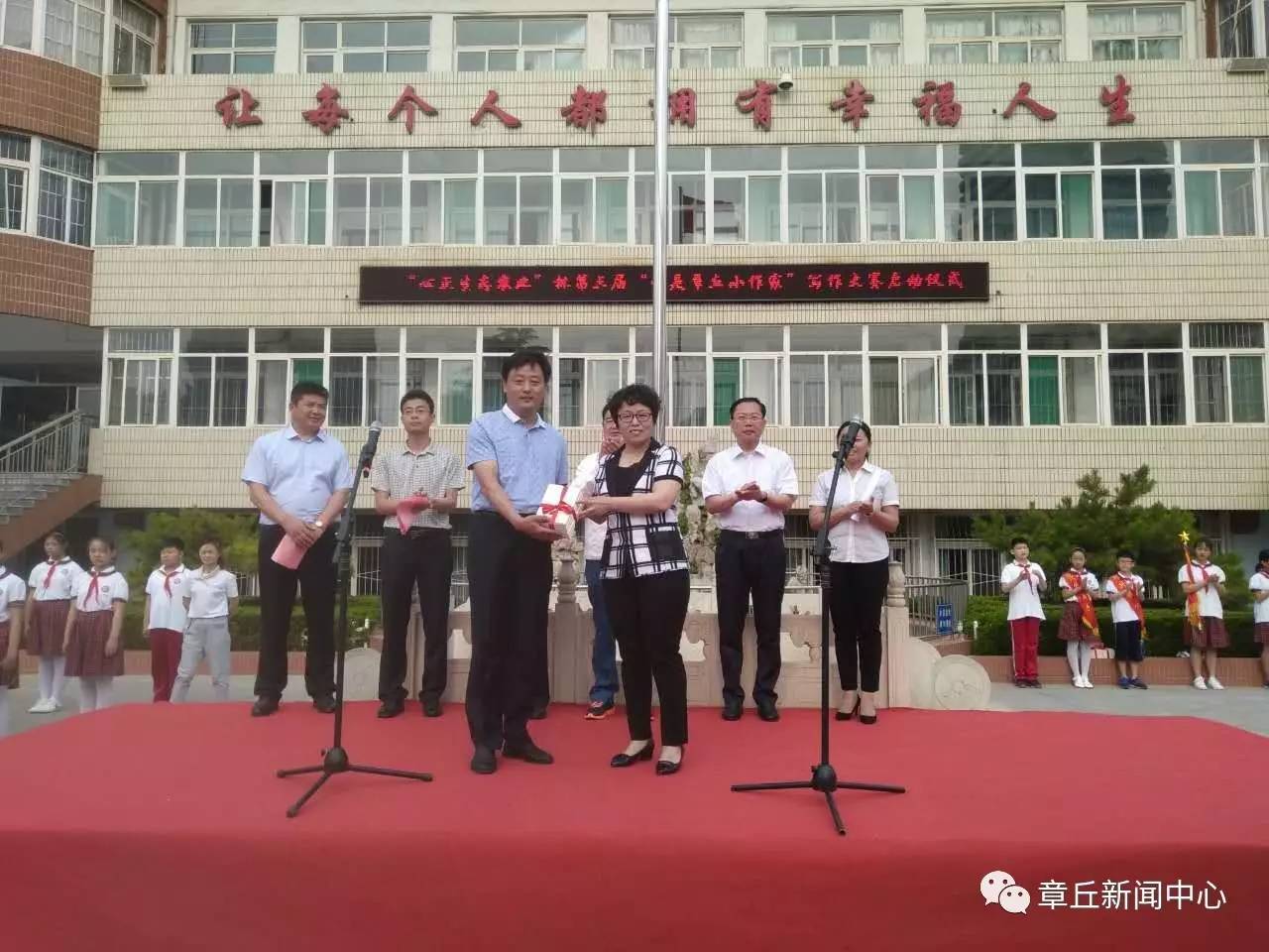 小作家协会主席王沛芳向汇泉小学赠送自己出版的散文集《生命之痕》