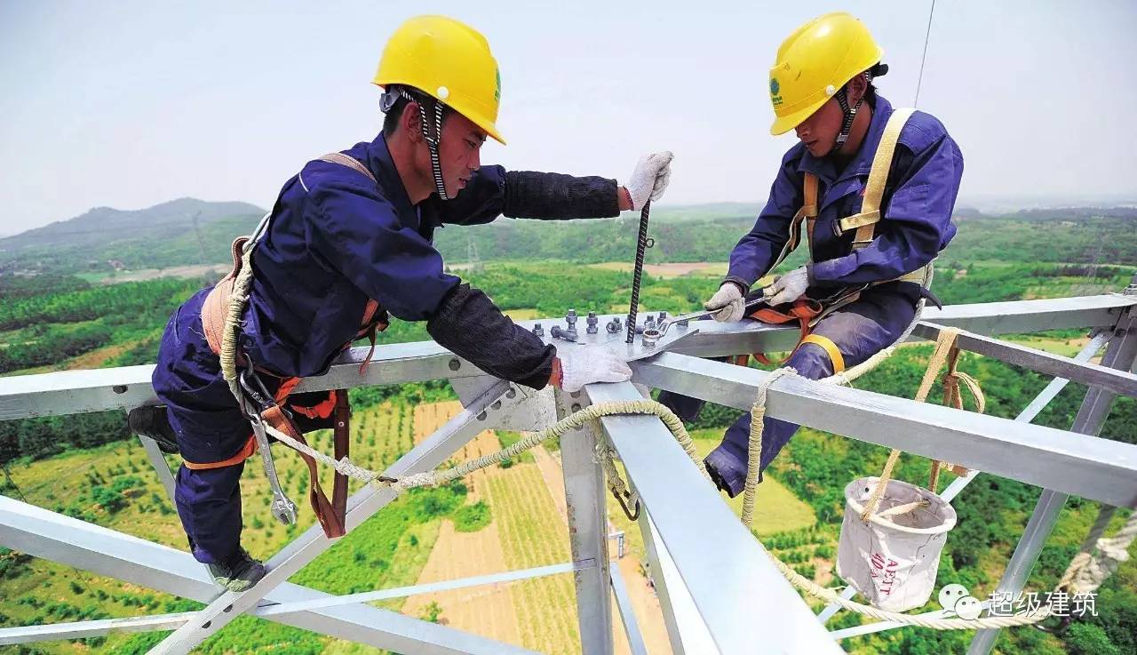 在特高压电网的建设,安装和运营维护各环节,都需要电力工人进行高空