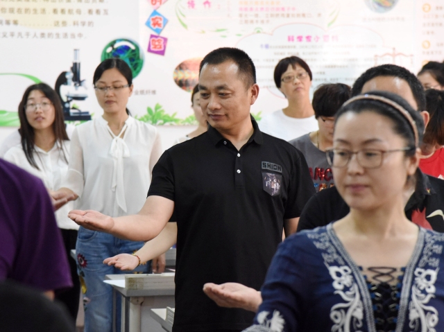 爱德外国语学校小学部开展教师礼仪操学习活动