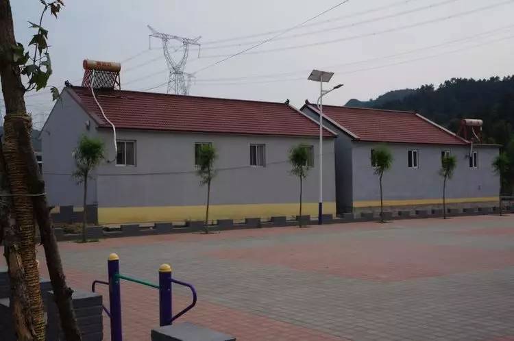 滦平县不少村镇街道用上了太阳能路灯.