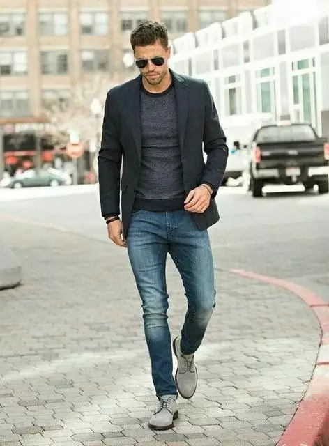 深蓝色的牛仔裤,大腿处微微刷白,是非常适合轻熟男的选择!
