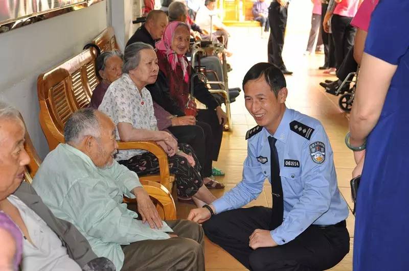 举行 深圳有10人获得"全国优秀人民警察"的称号 宝安公安分局邱光明