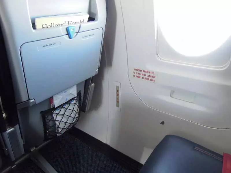 紧急出口的座位空间宽敞,但空姐要额外关照.