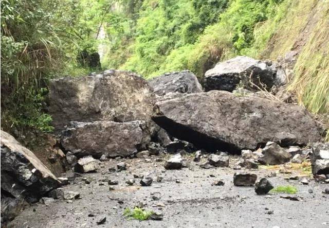 5月23日14点30分,恩施市新塘乡长石公路35km 100m处发生岩体崩塌,边坡