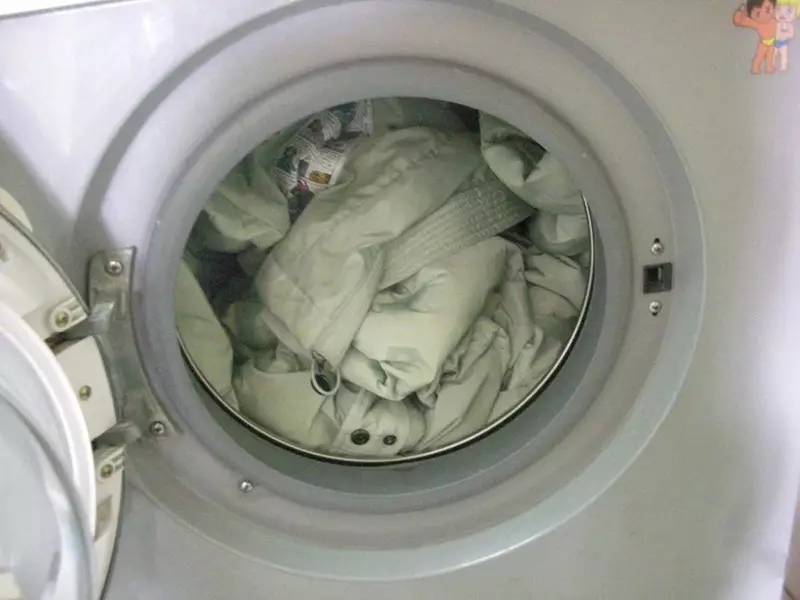 不少朋友认为在家洗衣机就能完成 冬季羽绒服使用频率高,衣服污渍多