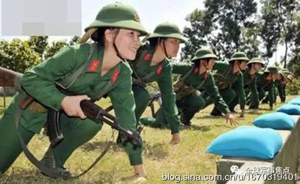 高考女生不准穿内衣_越南女兵训练不穿内衣