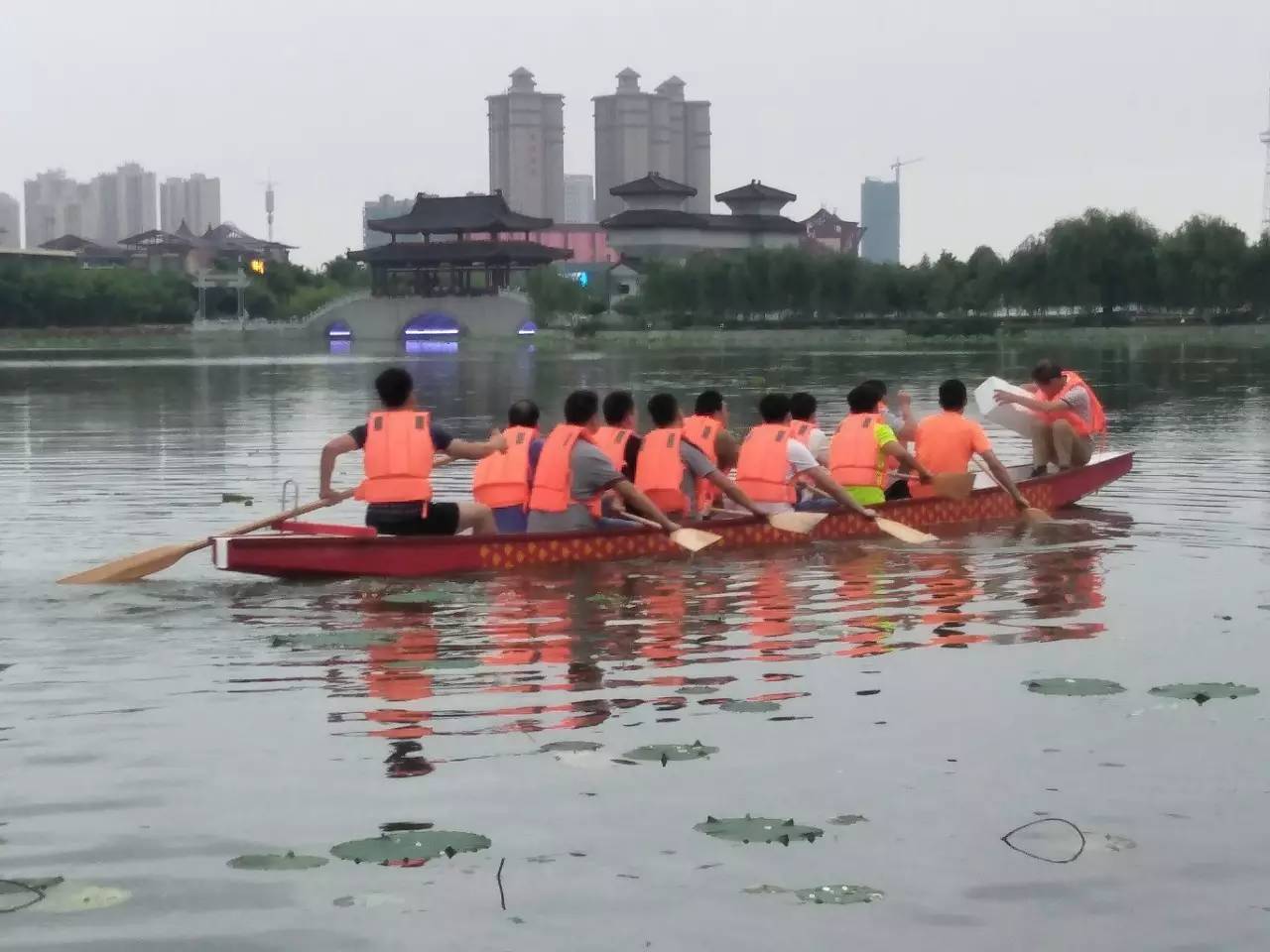 最近一周,西湖首届龙舟赛的参赛队伍正为端午节的正式比赛做准备,选手