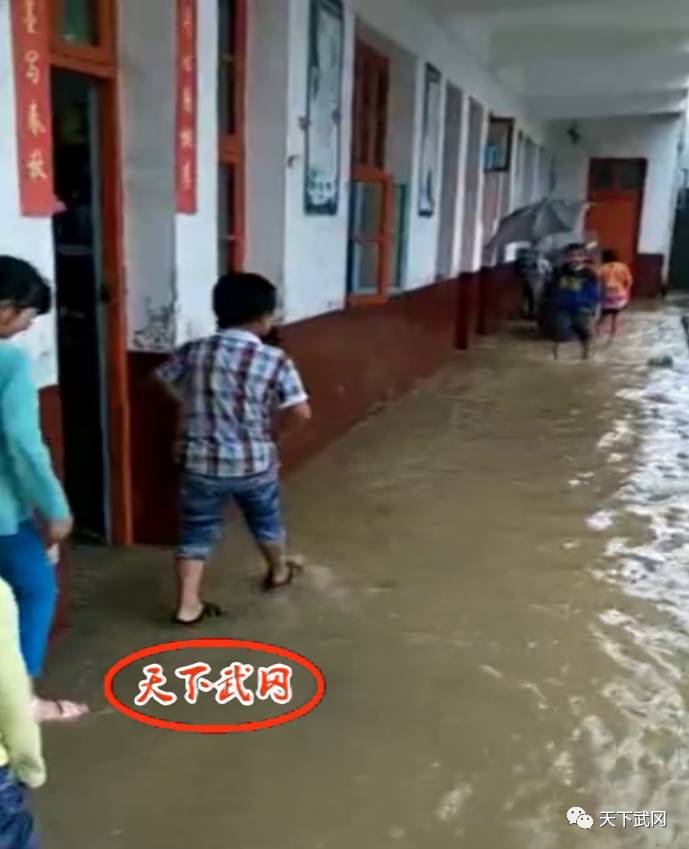 稀罕!武冈大雨洪水进教室 学生赤脚上课