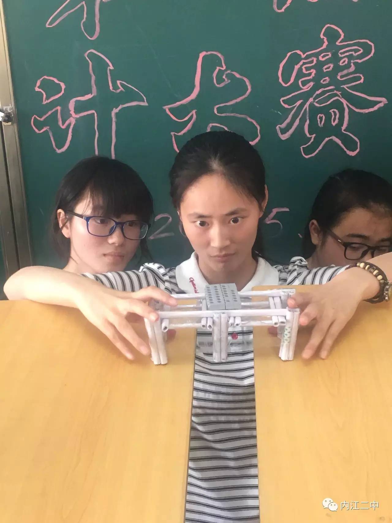 内江二中举办首届纸桥设计大赛，纸桥承重能力惊人！
