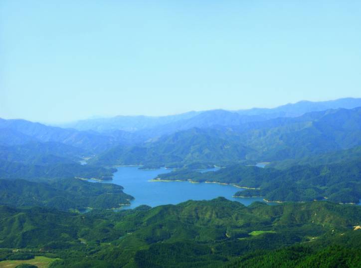 郑君文 摄 鳌峰山位于恩平市区,山高150米,山势雄伟,松林如海,建有