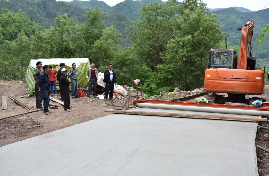 [交通建设] 三元镇至黎坝大坪水泥路面铺设 今日正式