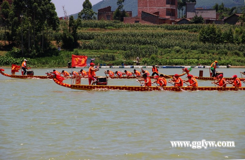 港南区瓦塘镇香江村端午龙舟赛闻名贵港,每年都吸引上前往观看