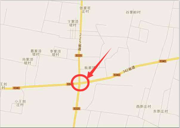 在板泉镇驻地主要路口(岚济路即s342省道与s225省道交会处),两辆大