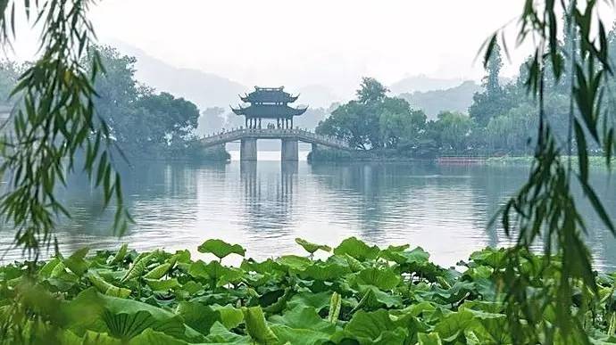 景点:杭州西湖,灵隐禅踪(灵隐寺),雷峰夕照,断桥残雪,千岛湖风景区