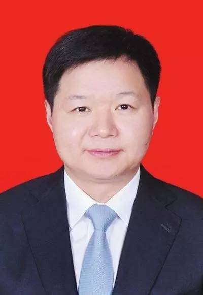 曾两任铁道部总调度长和上海铁路局局长.现任上海市静安区委书记.