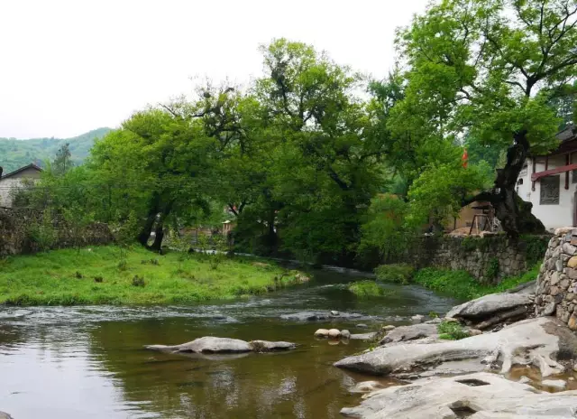 西河古民居位于河南信阳新县周河乡西河村西河大湾,是新县"英雄梦.