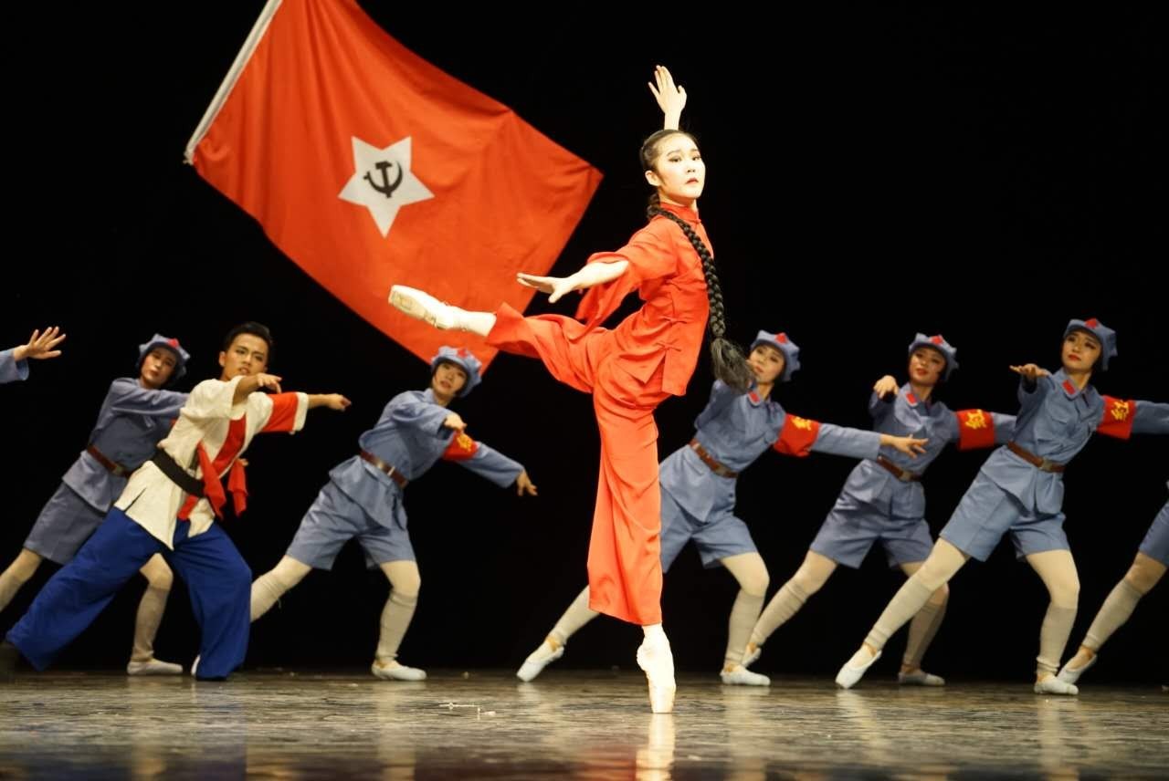 五十余载经典传承,芭蕾舞剧《忆·红色娘子军》在易俗