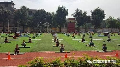 在荔湾区鹤洞小学,督察组参观了鹤洞小学校容校貌,观摩了鹤小大课间