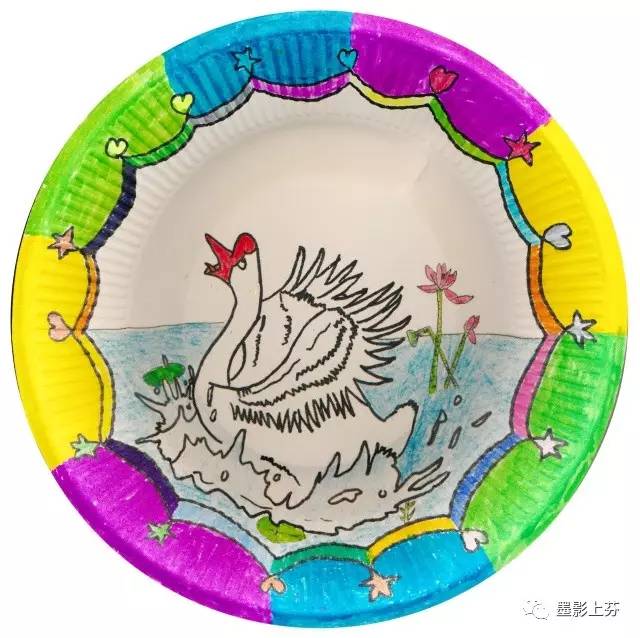以纸盘为载体,让学生把盛菜用的盘子设计成艺术挂盘,既可以让学生