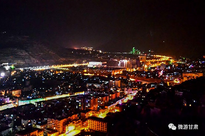 这张图为网友在 陇南市武都区拍摄的武都夜景,比起上面的壁纸来丝毫不