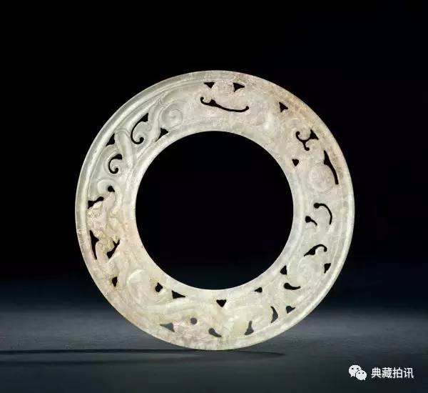 lot 1417 汉 青白玉谷纹玉环 估价:30,000-50,000 hkd 拍品说明 尺寸