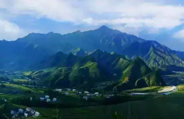 蓉花山镇位于庄河市北部中心,它东邻仙人洞和太平岭乡.