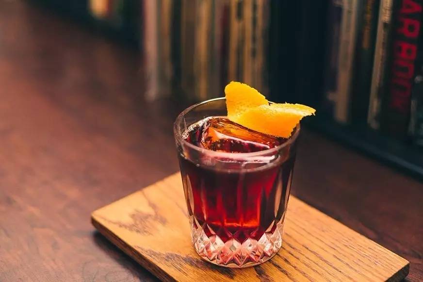 这杯鸡尾酒,拥有一个性感的名字—— negroni 内格罗尼!