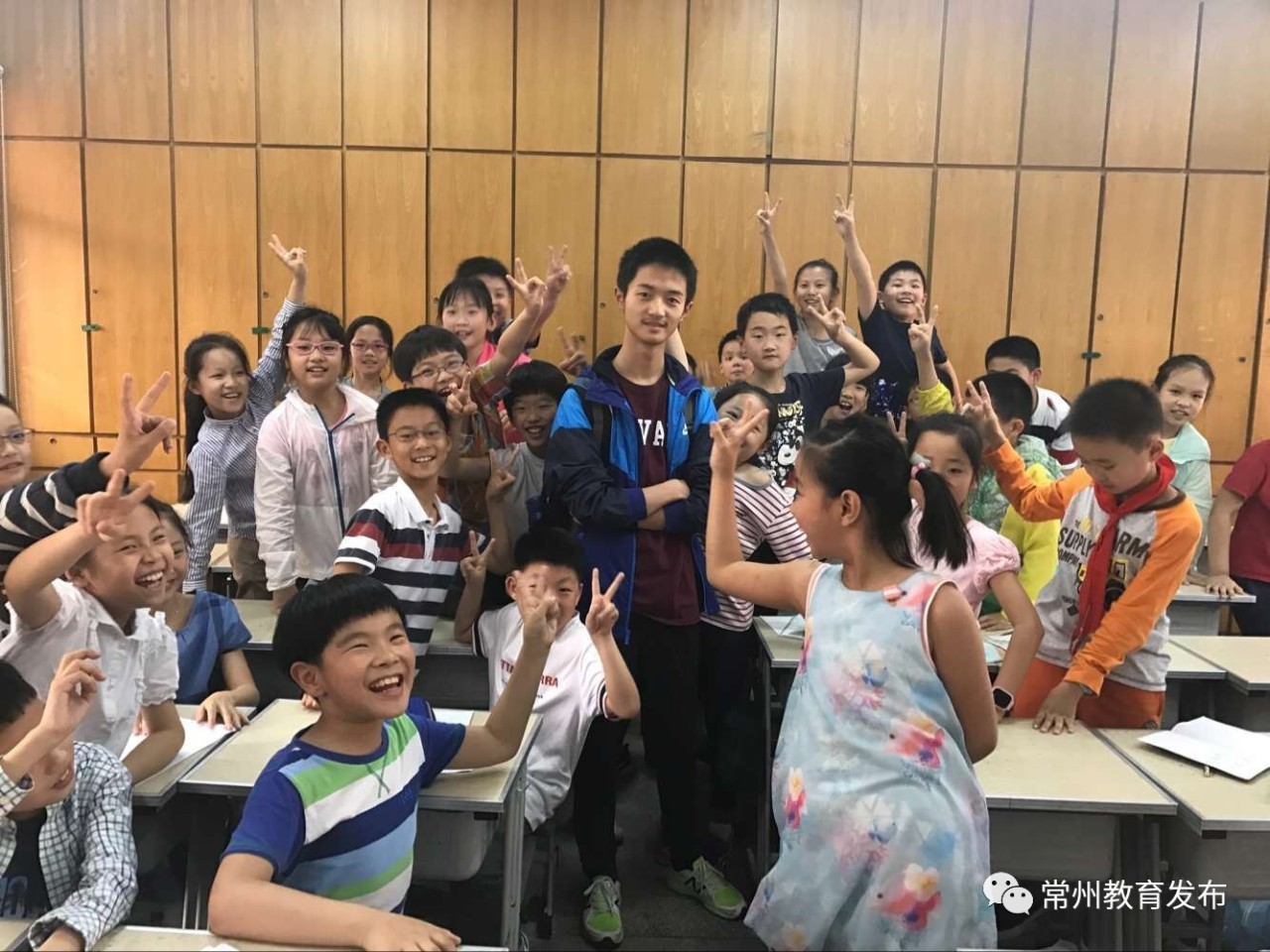 近日,学霸徐翊轩回母校局前街小学探望恩师咯 有了学霸学长的鼓励