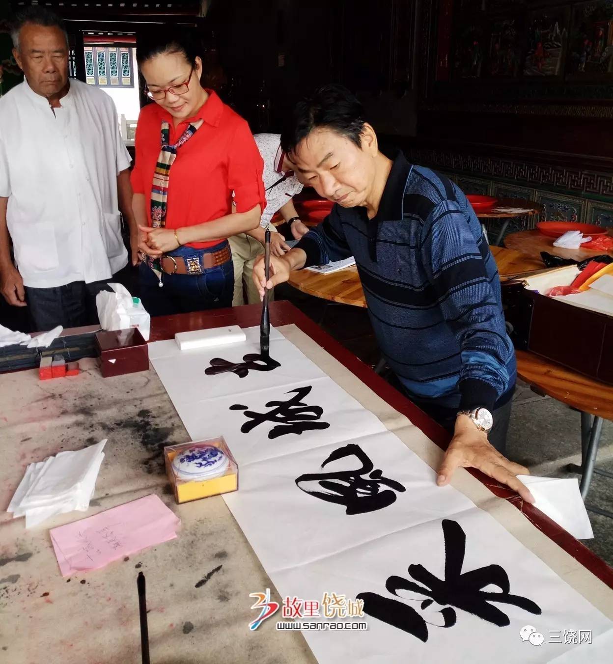 大师们应邀在城隍庙挥豪泼墨,赠写墨宝,为广大民众送上文化