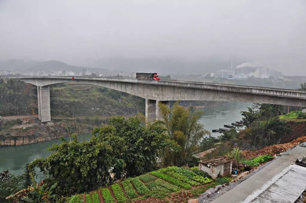 站的介绍答:龙滩水电站是南盘江红水河水电基地10级开发方案的第四级