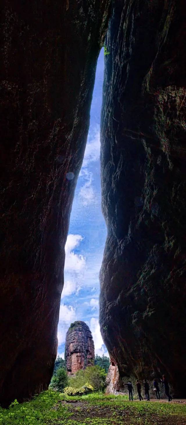 攀仙山天梯,求拜长寿老人,饮长寿泉;观一线天(丹霞阴阳山)奇景