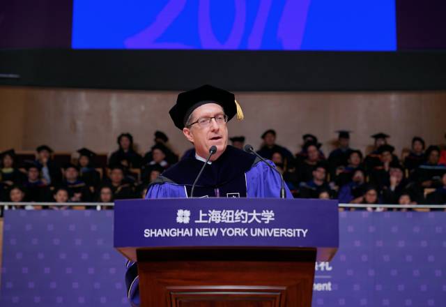 上海纽约大学举行首届毕业典礼东方明珠亮紫罗兰色庆贺