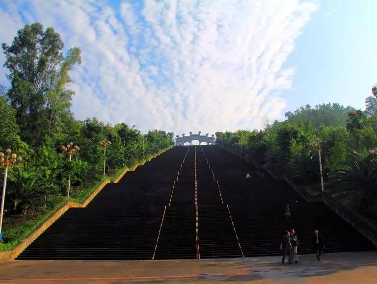 第一梯,是指重庆市境内云阳新县城"登云梯,又被当地人称为"万步梯"