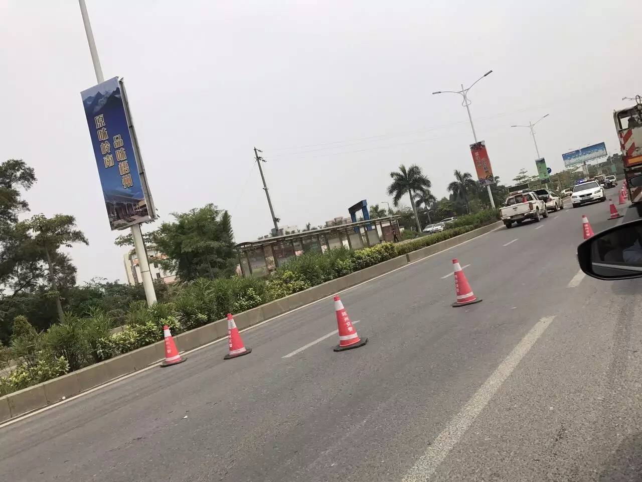 梧州龙圩一路段今日发生一起车祸,节假日期间 大家出行注意安全