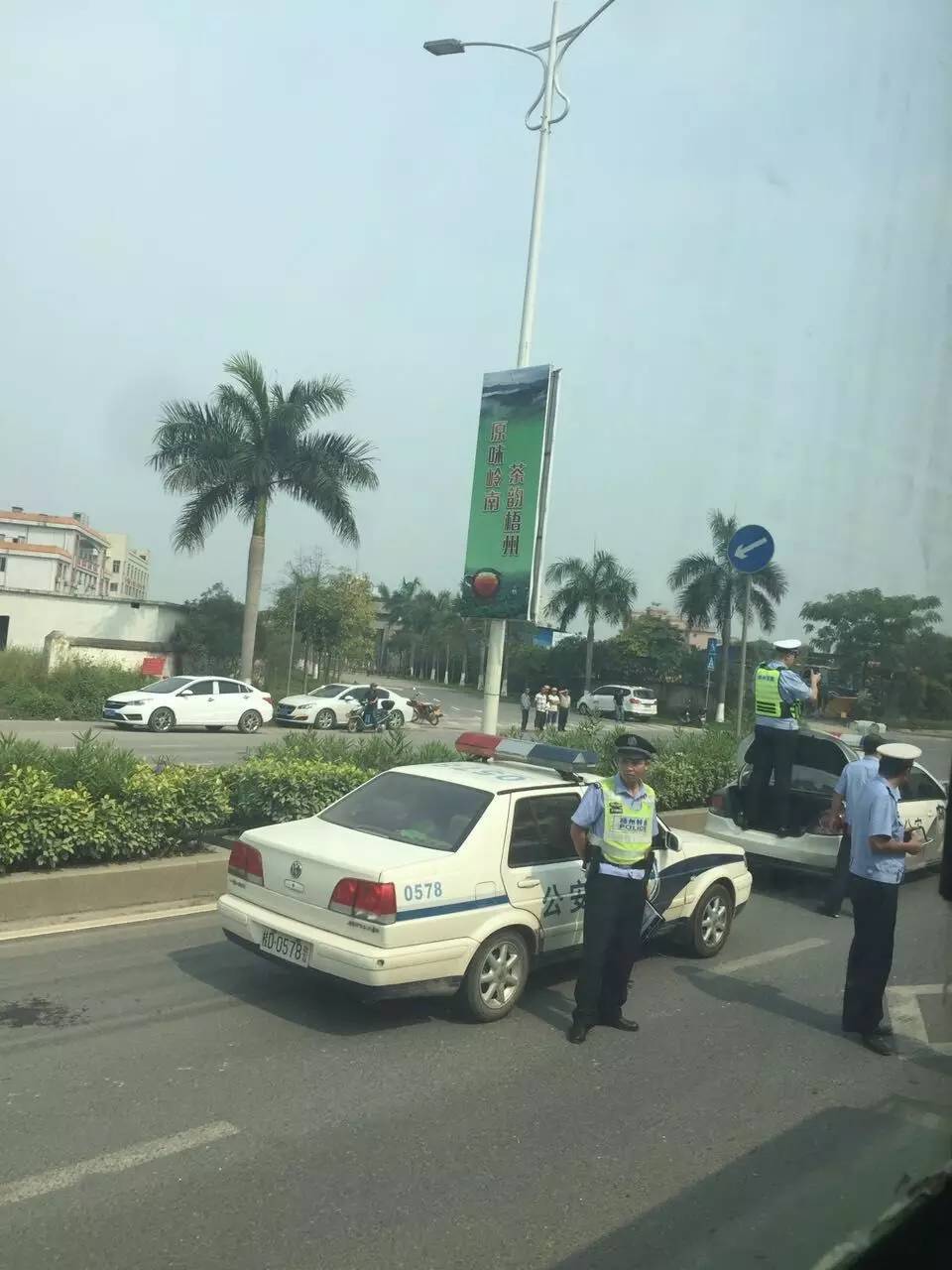 梧州龙圩一路段今日发生一起车祸,节假日期间 大家出行注意安全