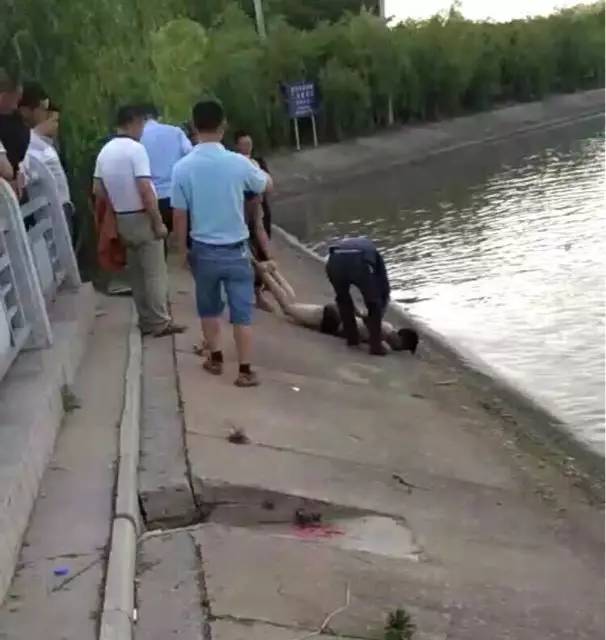 据了解,游泳出事的同学今年15岁,系建湖上冈中学学生,今天放假几个