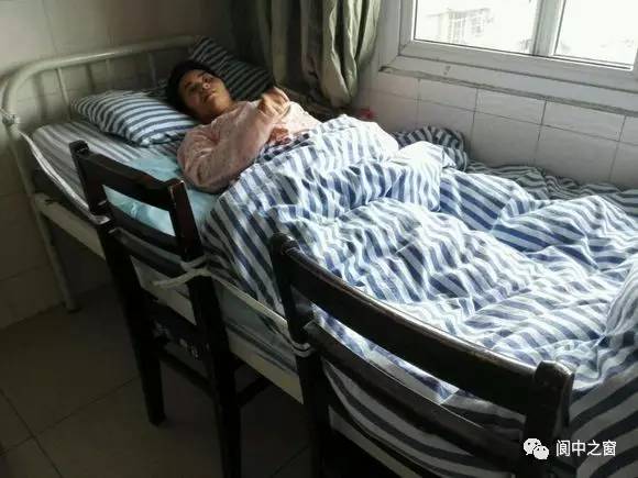 下图这位躺在阆中市人民医院住院部三楼神经内科19病房的可怜女人