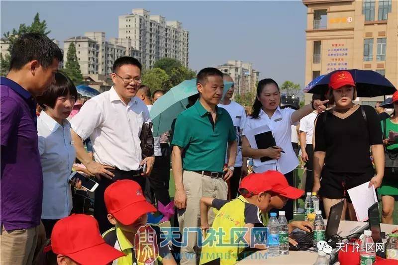 华泰中学副校长艾怀高,华泰小学校长姚中秀,天门市教育局阳宝平科长