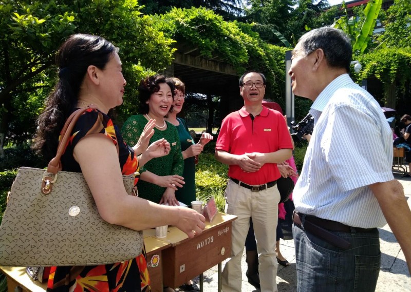 高考前夕镇海中学居然来了一群白头翁来自五湖四海啥情况