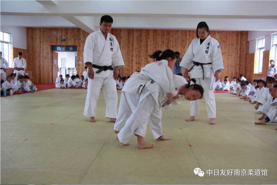 展现柔道运动的风采,培养学生团结友爱永不放弃的精神