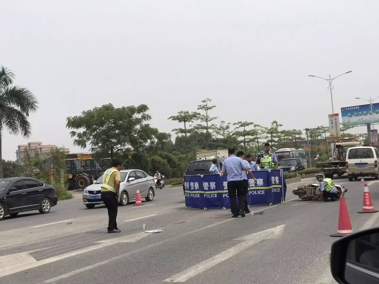 梧州龙圩一路段今日发生一起车祸,节假日期间 大家出行注意安全