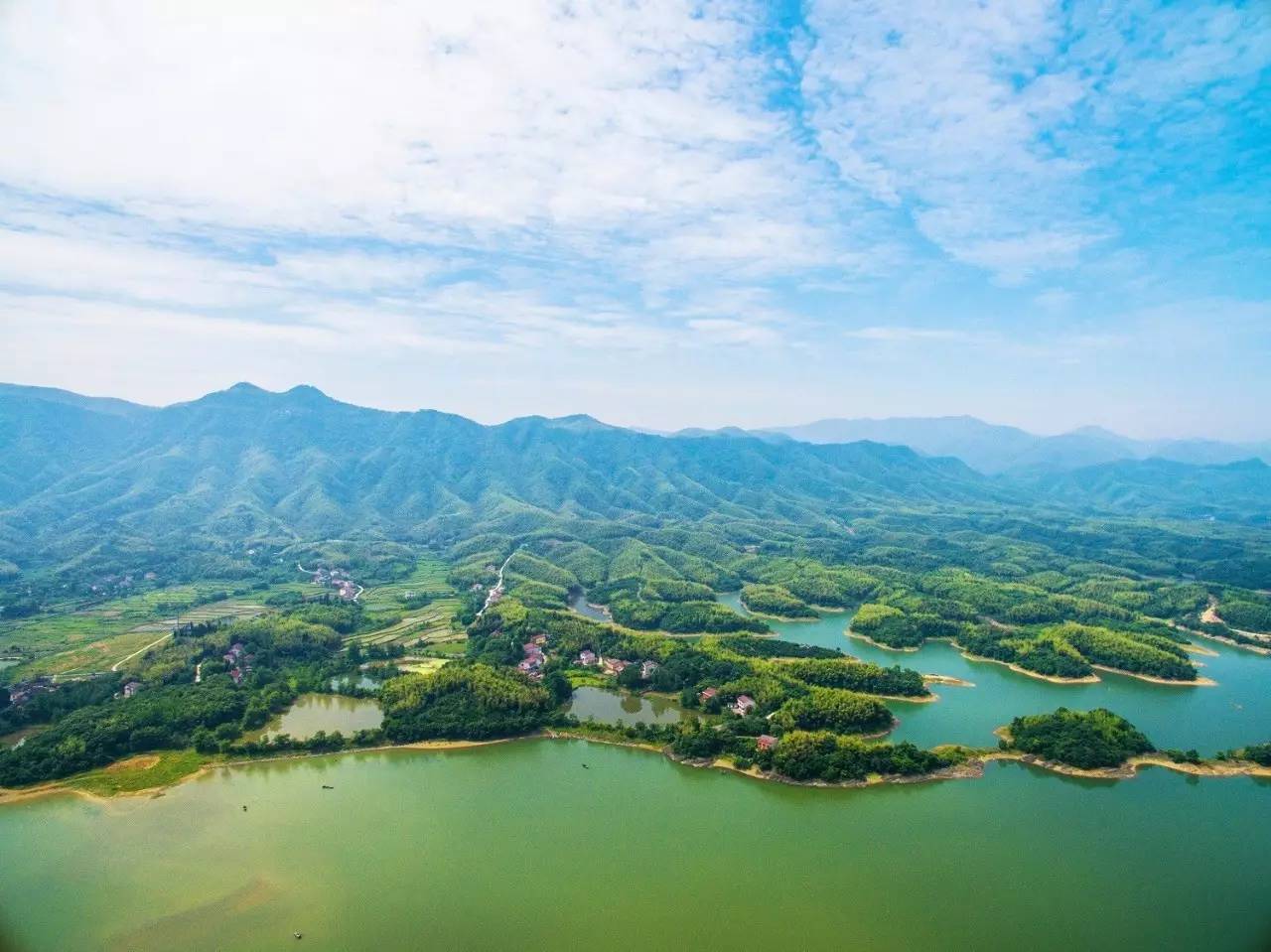 有山青水秀,岛屿棋布的 陆水湖风景区