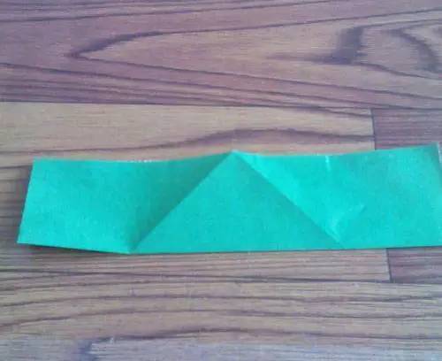 端午节手工折纸粽子 【材料及工具】:一张长方