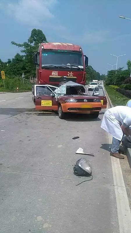 今天中午,这场离奇车祸刷爆珠海朋友圈,竟因为.